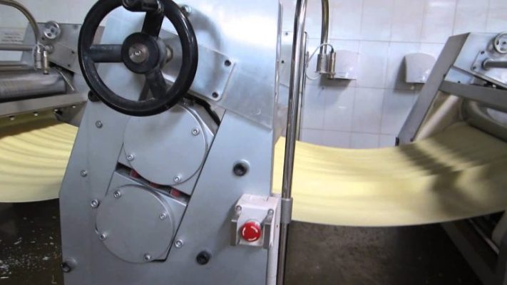 Máy cán bột trong dây chuyền sản xuất mì tôm