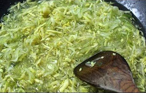 Cho hỗn hợp gừng và đu đủ lên bếp để lửa liu riu và đảo đều tay