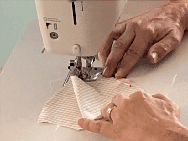 Cách may khẩu trang bước 3