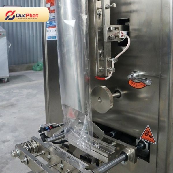 Máy tạo túi trực tiếp từ cuộn màng, tạo bao bì nhỏ gọn phù hợp với kích thước bánh Oreo Máy tạo túi trực tiếp từ cuộn màng, tạo bao bì nhỏ gọn phù hợp với kích thước bánh Oreo