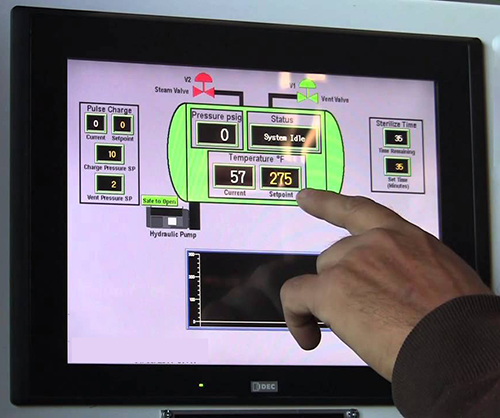 Màn hình điều khiển PLC được lập trình sẵn để tối ưu vận hành