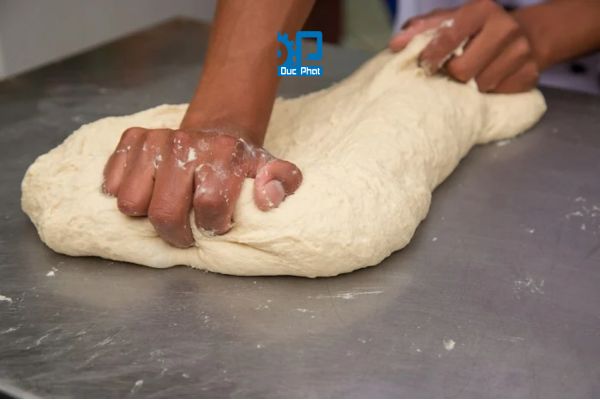 Trộn bột vỏ bánh trung thu