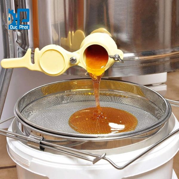 Lọc tạp chất, bụi bẩn có trong mật ong