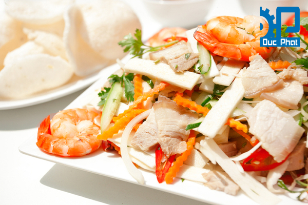 Bánh phồng tôm ăn kèm gỏi