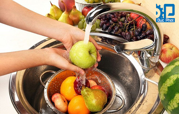 Rửa sạch hoa quả