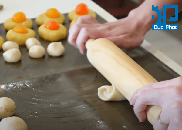 Làm vỏ bánh pía