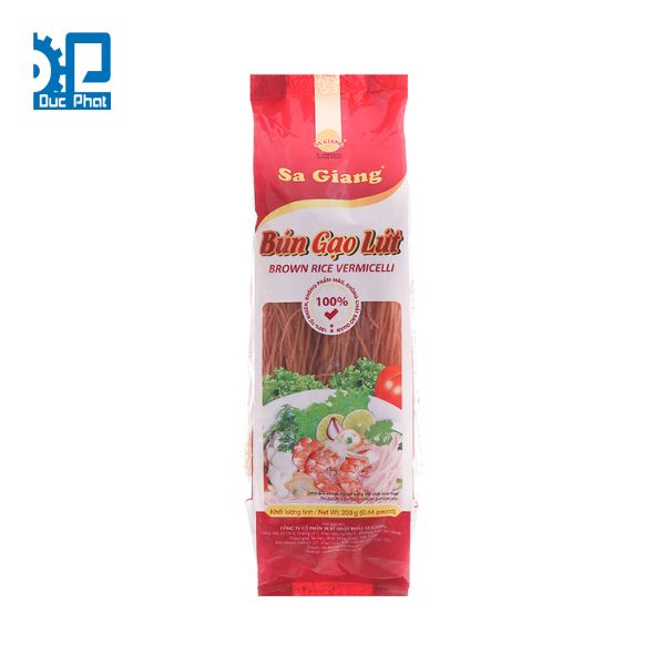 Cắt và đóng gói bún gạo lứt