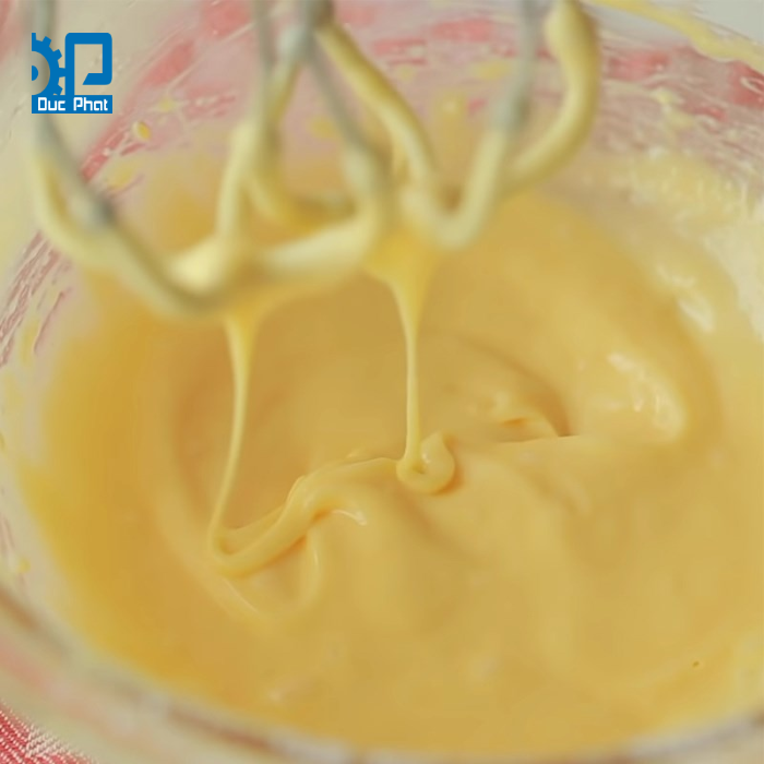 Chuẩn bị nhân kem cho bánh