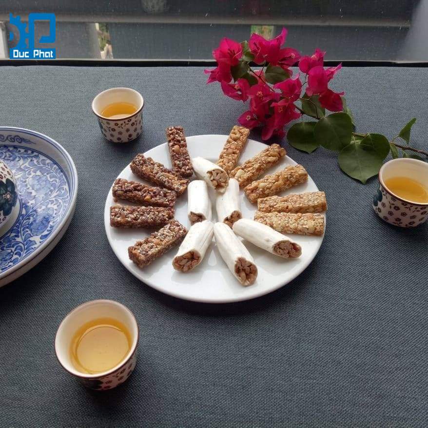 Thưởng thức kẹo dồi với trà