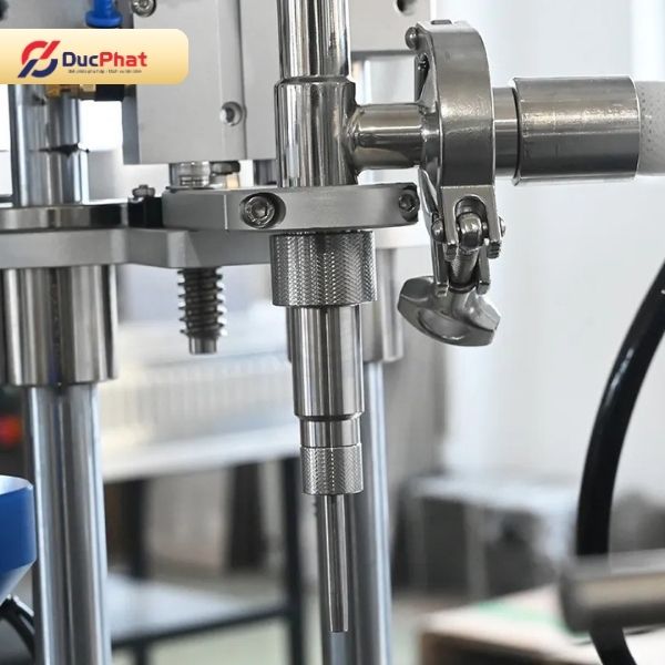 Đầu chiết được tích hợp cơ cấu chống nhỏ giọt, giúp chiết rót sữa đặc chính xác và hạn chế bám dính nguyên liệu trên miệng tuýp Đầu chiết được tích hợp cơ cấu chống nhỏ giọt, giúp chiết rót sữa đặc chính xác và hạn chế bám dính nguyên liệu trên miệng tuýp