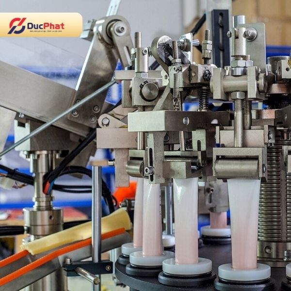 Hệ thống mâm xoay giúp tự động đưa tuýp qua các công đoạn chiết rót, hàn kín và in date Hệ thống mâm xoay giúp tự động đưa tuýp qua các công đoạn chiết rót, hàn kín và in date