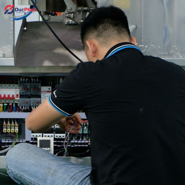Đội ngũ kỹ thuật Đức Phát hỗ trợ khách hàng trong suốt quá trình vận hành máy Đội ngũ kỹ thuật Đức Phát hỗ trợ khách hàng trong suốt quá trình vận hành máy