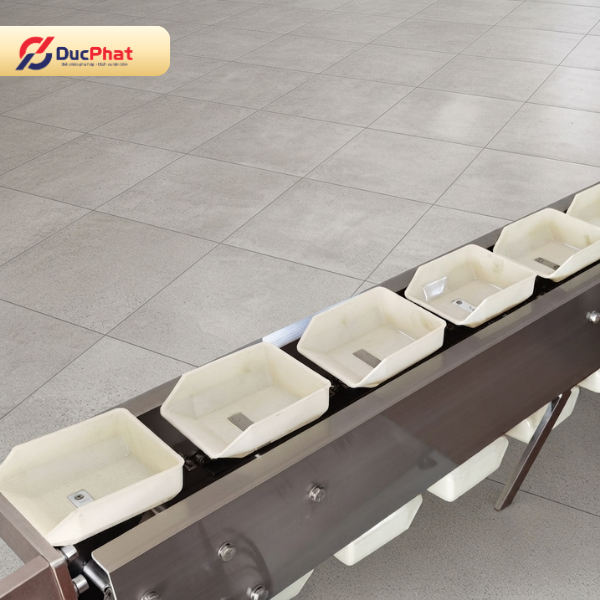 Hệ thống gầu tải cấp liệu phù hợp với bò khô dạng miếng và dạng sợi Hệ thống gầu tải cấp liệu phù hợp với bò khô dạng miếng và dạng sợi