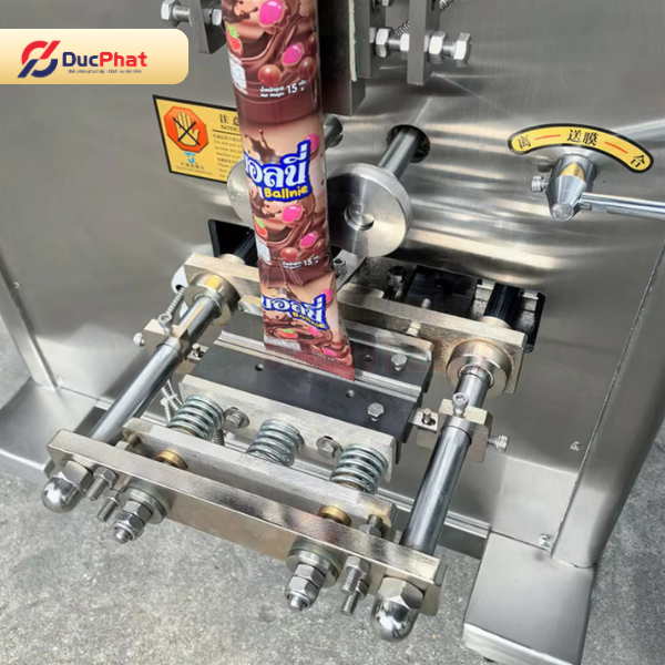 Máy đóng gói bò khô túi bụng băng tải gầu phù hợp đóng gói bò khô, khô gà, snack và thực phẩm dạng miếng, dạng sợi Máy đóng gói bò khô túi bụng băng tải gầu phù hợp đóng gói bò khô, khô gà, snack và thực phẩm dạng miếng, dạng sợi