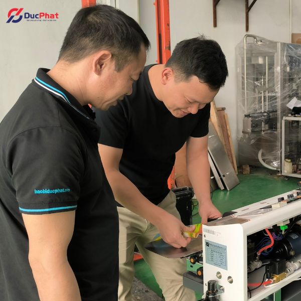 Đội ngũ kỹ thuật viên Đức Phát luôn sẵn sàng đồng hành cùng doanh nghiệp trong suốt quá trình vận hành thiết bị Đội ngũ kỹ thuật viên Đức Phát luôn sẵn sàng đồng hành cùng doanh nghiệp trong suốt quá trình vận hành thiết bị