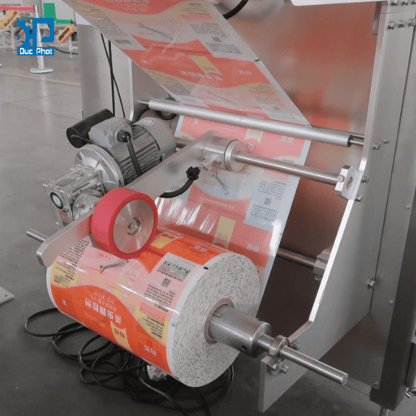 Lắp cuộn màng bao bì vào máy Lắp cuộn màng bao bì vào máy