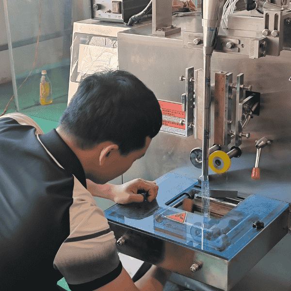 Vụn snack bị kẹt vào khu vực hàn Vụn snack bị kẹt vào khu vực hàn