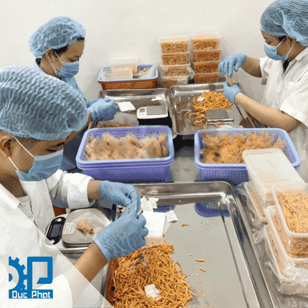 Đóng gói bánh thủ công