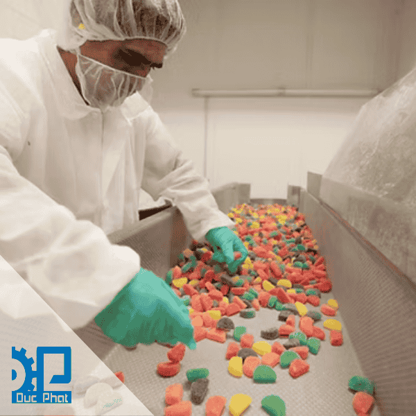 Đóng gói bánh kẹo thủ công