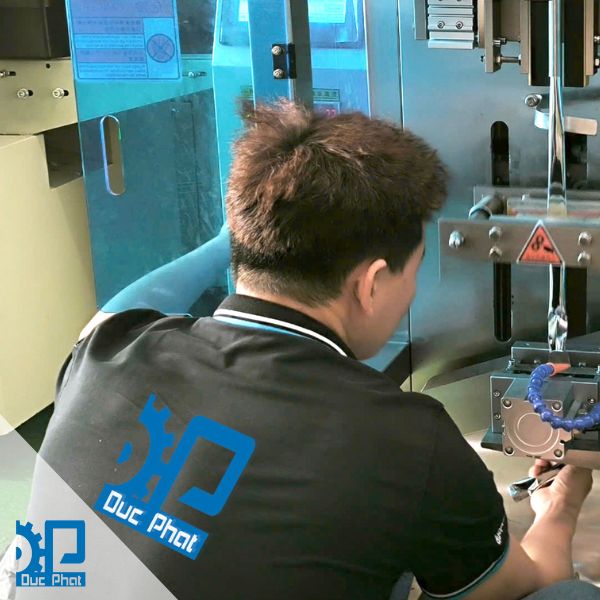 Nhân viên kỹ thuật công ty máy Đức Phát luôn hỗ trợ hết mực