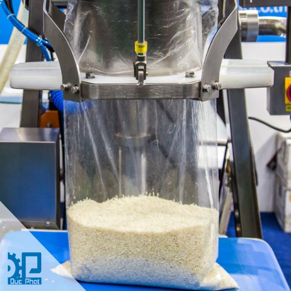 Chạy máy ở chế độ manual để điều chỉnh gạo đóng túi Chạy máy ở chế độ manual để điều chỉnh gạo đóng túi