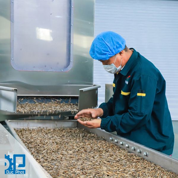 Kết hợp thuê nhân công và máy đóng gói bán tự động Kết hợp thuê nhân công và máy đóng gói bán tự động