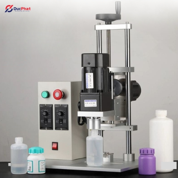 Cấp nắp thủ công và sử dụng máy đóng nắp chai bán tự động Cấp nắp thủ công và sử dụng máy đóng nắp chai bán tự động