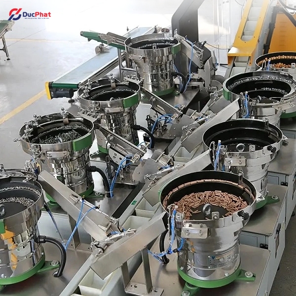 Đưa từng nguyên liệu vào trong túi rồi mới đóng lại Đưa từng nguyên liệu vào trong túi rồi mới đóng lại