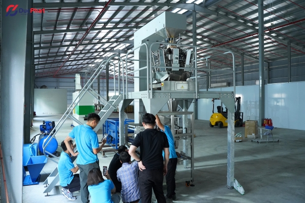 Kỹ thuật viên Đức Phát đang hướng dẫn khách hàng cách vận hành máy Kỹ thuật viên Đức Phát đang hướng dẫn khách hàng cách vận hành máy