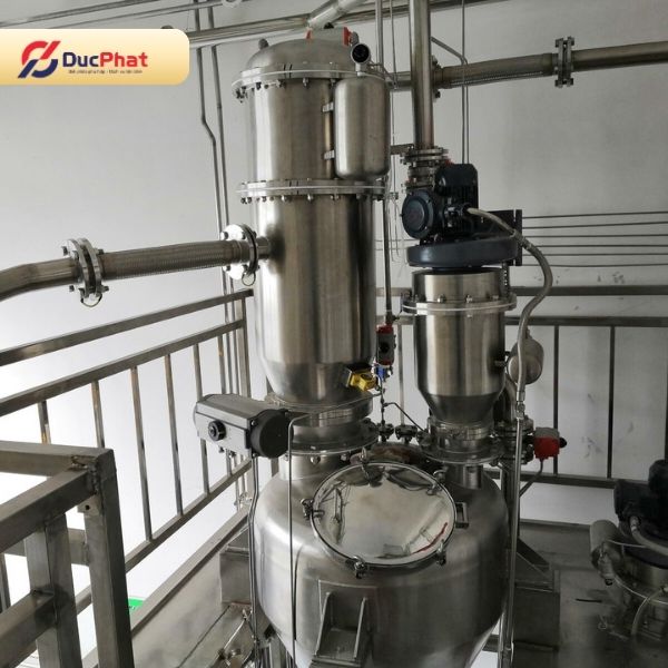 Bộ cấp liệu chân không vận chuyển nguyên liệu trong đường ống kín giúp ngăn bụi phát tán ra môi trường Bộ cấp liệu chân không vận chuyển nguyên liệu trong đường ống kín giúp ngăn bụi phát tán ra môi trường