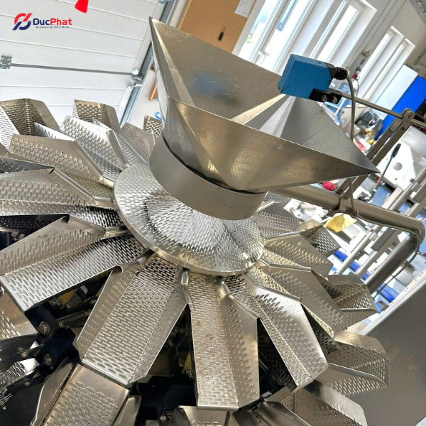 Đầu cân định lượng được thiết kế đặc biệt giúp xử lý ô mai ướt, hạn chế bám dính và đảm bảo cấp liệu ổn định Đầu cân định lượng được thiết kế đặc biệt giúp xử lý ô mai ướt, hạn chế bám dính và đảm bảo cấp liệu ổn định