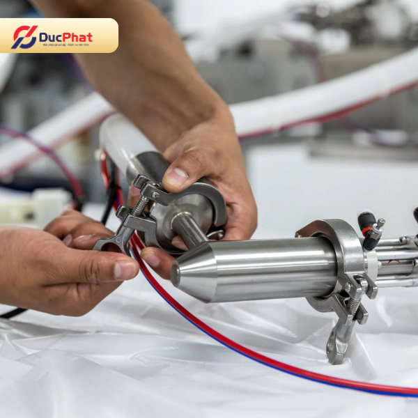 Đội ngũ kỹ thuật Đức Phát hỗ trợ bảo trì và kiểm tra máy chiết tuýp định kỳ Đội ngũ kỹ thuật Đức Phát hỗ trợ bảo trì và kiểm tra máy chiết tuýp định kỳ