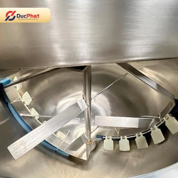 Hệ thống cấp liệu có phễu gia nhiệt và cánh khuấy giúp kem duy trì kết cấu đồng nhất trước khi chiết rót Hệ thống cấp liệu có phễu gia nhiệt và cánh khuấy giúp kem duy trì kết cấu đồng nhất trước khi chiết rót