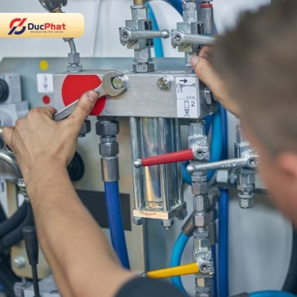 Kỹ thuật viên Đức Phát hỗ trợ lắp đặt và hướng dẫn vận hành máy chiết rót Kỹ thuật viên Đức Phát hỗ trợ lắp đặt và hướng dẫn vận hành máy chiết rót
