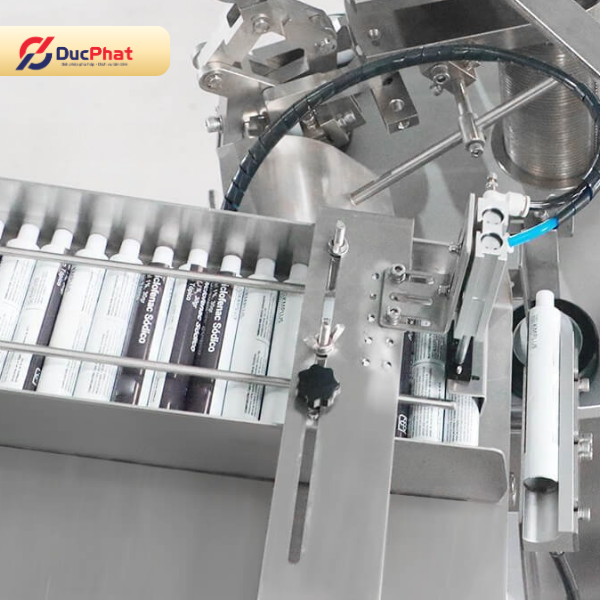 Máy chiết tuýp nhôm gấp hoặc dập đáy tuýp sau khi chiết rót để tạo độ kín Máy chiết tuýp nhôm gấp hoặc dập đáy tuýp sau khi chiết rót để tạo độ kín
