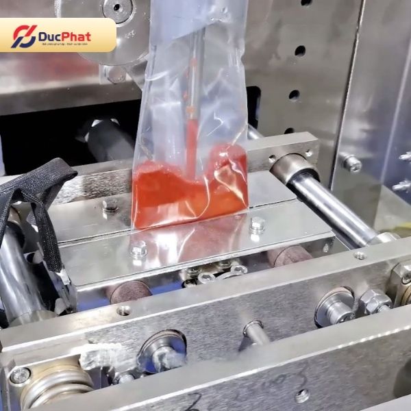 Máy đóng gói nước sốt dạng túi tạo từ cuộn màng Máy đóng gói nước sốt dạng túi tạo từ cuộn màng