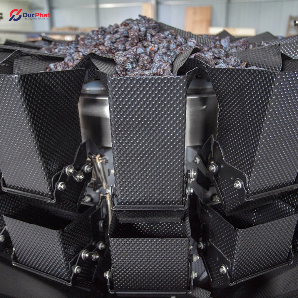 Máy đóng gói ô mai được phủ lớp Teflon chống dính trên cân định lượng giúp hạn chế bám dính nguyên liệu Máy đóng gói ô mai được phủ lớp Teflon chống dính trên cân định lượng giúp hạn chế bám dính nguyên liệu