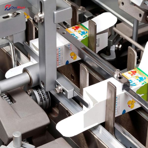 Máy đóng hộp gấp mép thực hiện công đoạn gấp nắp và khóa tai cài tự động Máy đóng hộp gấp mép thực hiện công đoạn gấp nắp và khóa tai cài tự động