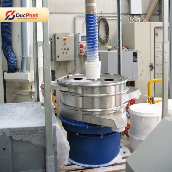 Máy sàng rung công nghiệp trong dây chuyền sản xuất thuốc viên nén