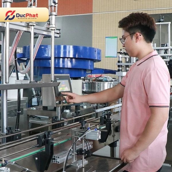 Vệ sinh và bảo dưỡng định kỳ giúp máy đóng gói vận hành ổn định, kéo dài tuổi thọ và hạn chế sự cố trong quá trình sản xuất Vệ sinh và bảo dưỡng định kỳ giúp máy đóng gói vận hành ổn định, kéo dài tuổi thọ và hạn chế sự cố trong quá trình sản xuất