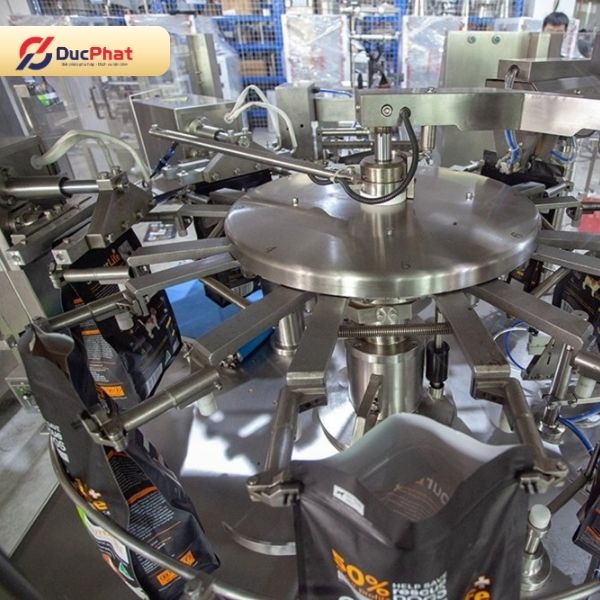 Cơ cấu giữ và rung túi được thiết kế phù hợp với túi lớn khi đóng gói hạt thức ăn cho chó mèo Cơ cấu giữ và rung túi được thiết kế phù hợp với túi lớn khi đóng gói hạt thức ăn cho chó mèo