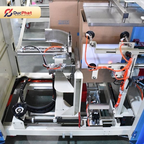 Công đoạn gấp và tạo hình thùng carton trong quy trình đóng gói tự động Công đoạn gấp và tạo hình thùng carton trong quy trình đóng gói tự động