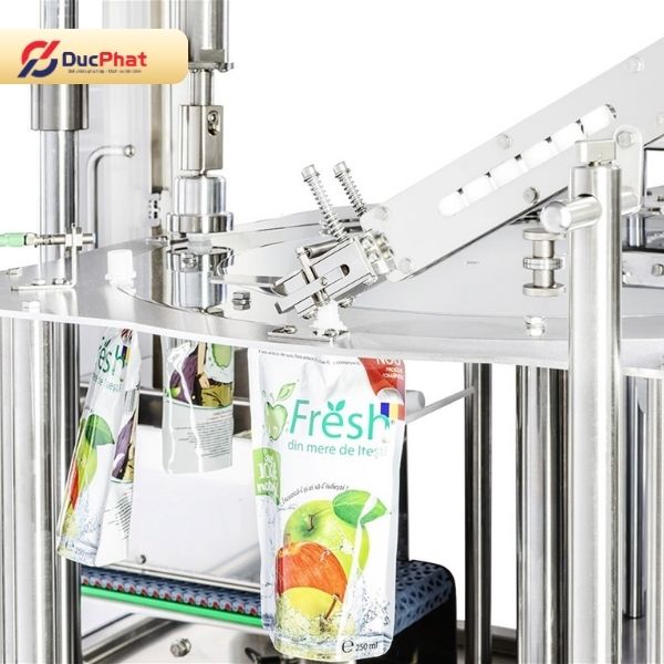 Đóng gói dung dịch vào túi có nắp gặp nhiều khó khăn khi túi có kích thước lớn, phần nắp nhô cao và miệng nắp nhỏ Đóng gói dung dịch vào túi có nắp gặp nhiều khó khăn khi túi có kích thước lớn, phần nắp nhô cao và miệng nắp nhỏ