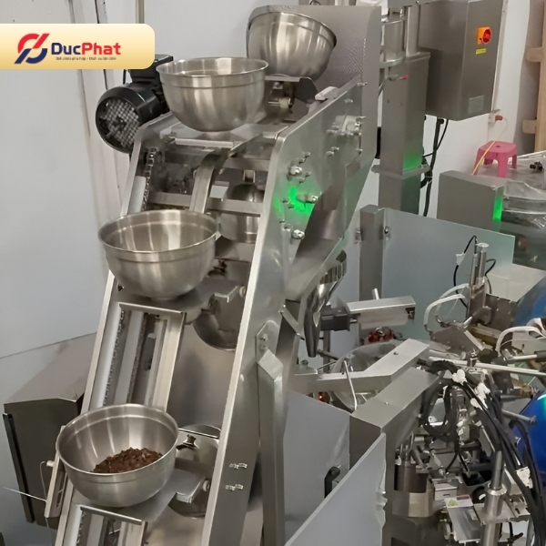 Băng tải bát vận chuyển cà phê đã định lượng đến máy đóng gói rotary Băng tải bát vận chuyển cà phê đã định lượng đến máy đóng gói rotary