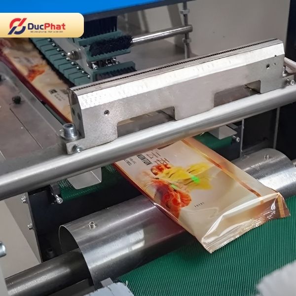 Bao bì được hàn kín và cắt thành từng gói bánh đa nem cuốn chả giò đồng đều Bao bì được hàn kín và cắt thành từng gói bánh đa nem cuốn chả giò đồng đều