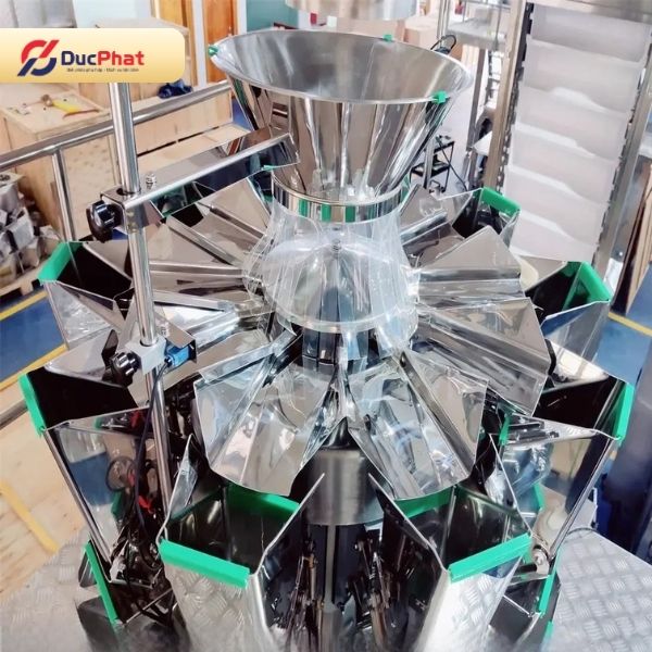 Cân định lượng 10 đầu cân giúp kiểm soát chính xác trọng lượng và đảm bảo các túi hạt có trọng lượng đồng đều nhau Cân định lượng 10 đầu cân giúp kiểm soát chính xác trọng lượng và đảm bảo các túi hạt có trọng lượng đồng đều nhau