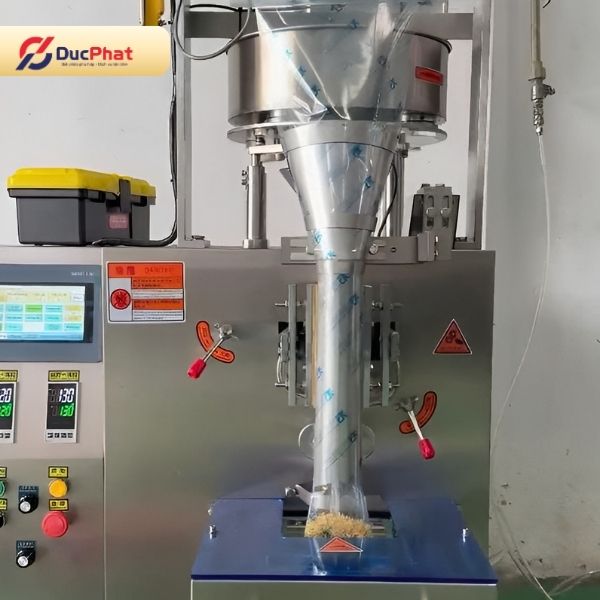 Chạy thử máy đóng gói mì trẻ em với sản phẩm thực tế tại showroom Đức Phát Chạy thử máy đóng gói mì trẻ em với sản phẩm thực tế tại showroom Đức Phát