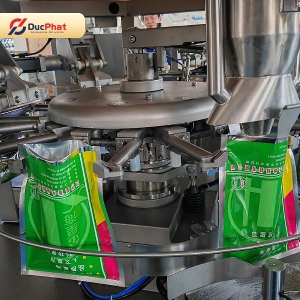 Chi phí đầu tư máy đóng gói Rotary khá cao, phù hợp với doanh nghiệp có yêu cầu cao về bao bì và khả năng kiểm soát độ ẩm Chi phí đầu tư máy đóng gói Rotary khá cao, phù hợp với doanh nghiệp có yêu cầu cao về bao bì và khả năng kiểm soát độ ẩm