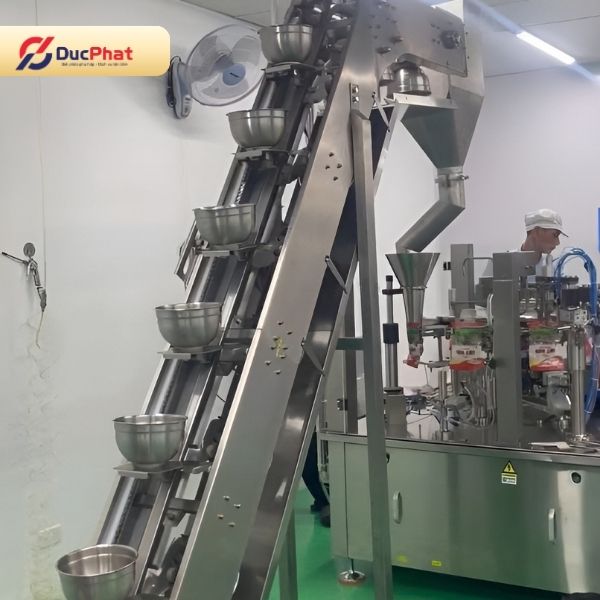 Hệ thống băng tải bát trong máy đóng gói hạt hướng dương của Đức Phát Hệ thống băng tải bát trong máy đóng gói hạt hướng dương của Đức Phát