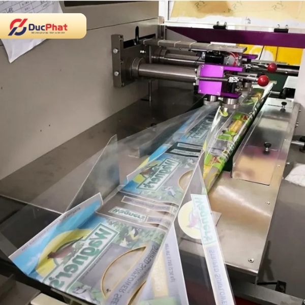 Màng bao bì được tạo thành túi để bao quanh bánh đa nem cuốn chả giò Màng bao bì được tạo thành túi để bao quanh bánh đa nem cuốn chả giò